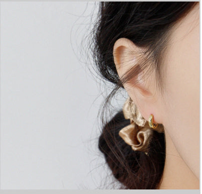 Léonie, les boucles qui marient finesse contemporaine et éclat naturel au quotidien