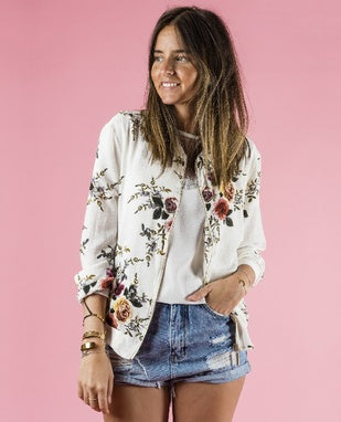 Élodie – Veste florale élégante et confortable , l’incontournable mode.