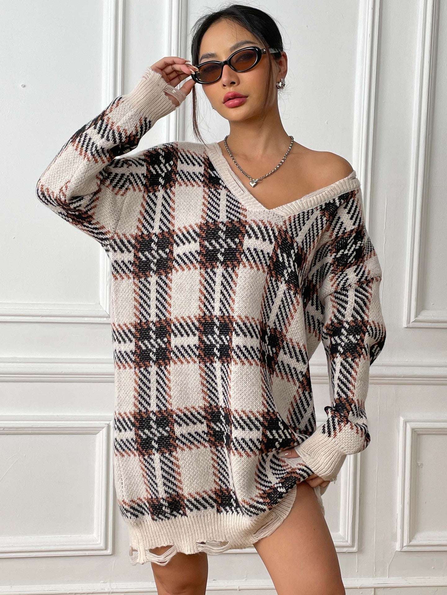 Camille | Robe à Carreaux Col V Manches Longues – Confort et Élégance Intemporelle.