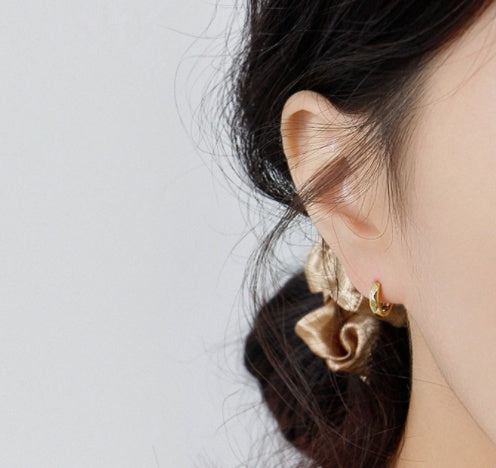 Léonie, les boucles qui marient finesse contemporaine et éclat naturel au quotidien