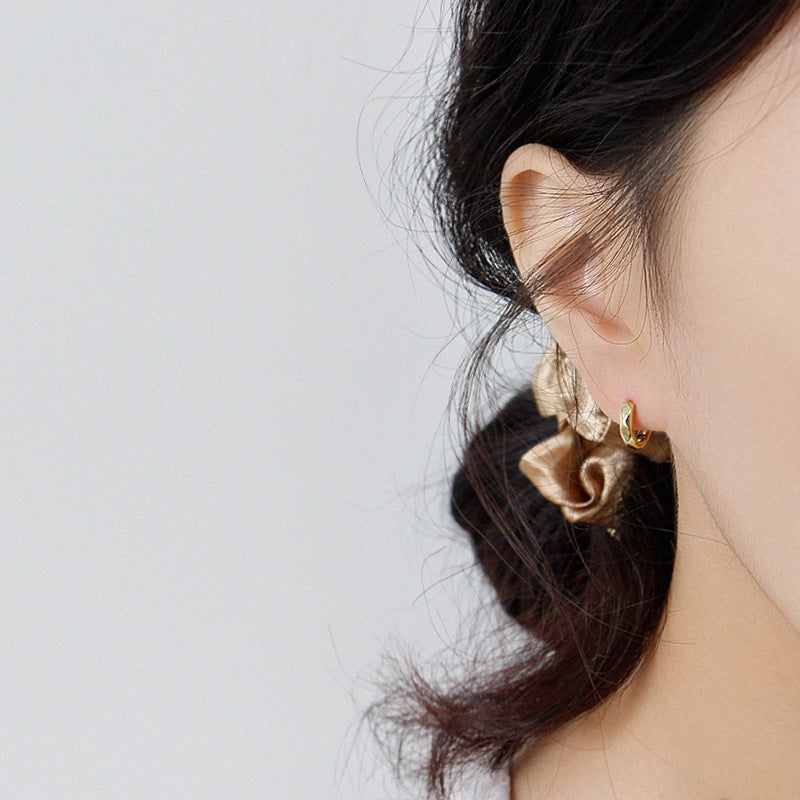 Léonie, les boucles qui marient finesse contemporaine et éclat naturel au quotidien