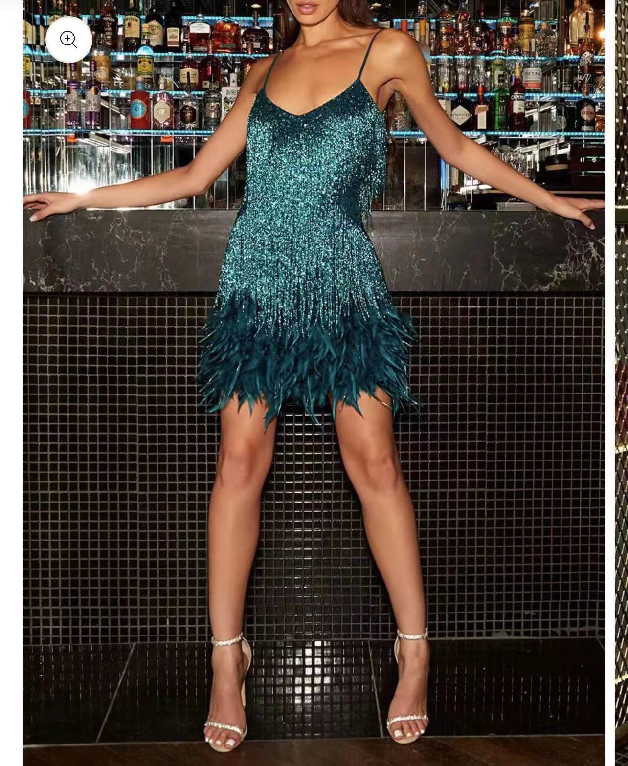 Juliette - Robe à Franges, Paillettes et Plumes, Élégance et Glamour