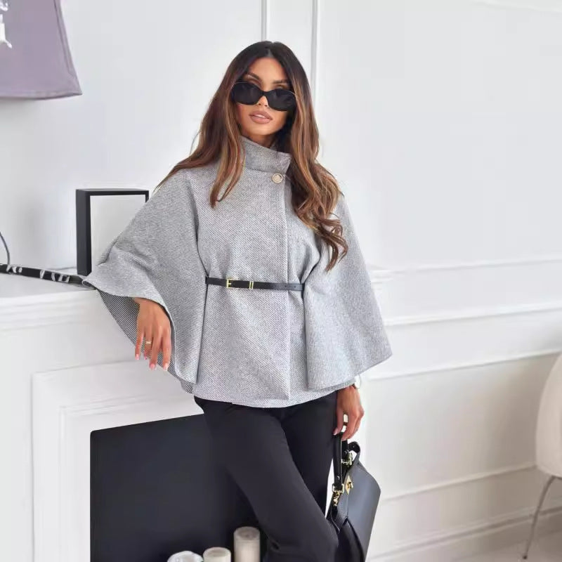 Gabrielle, la Veste Cape Ceinturée : Élégance et Modernité.