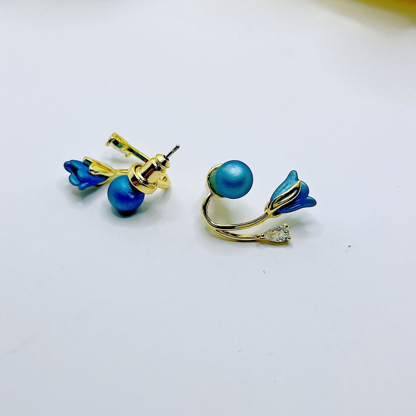 Boucles d’oreilles tulipes et perles – Élégance florale intemporelle