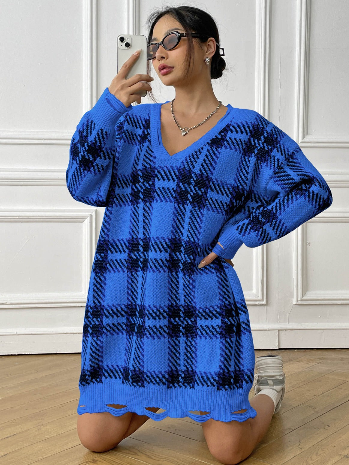 Camille | Robe à Carreaux Col V Manches Longues – Confort et Élégance Intemporelle.