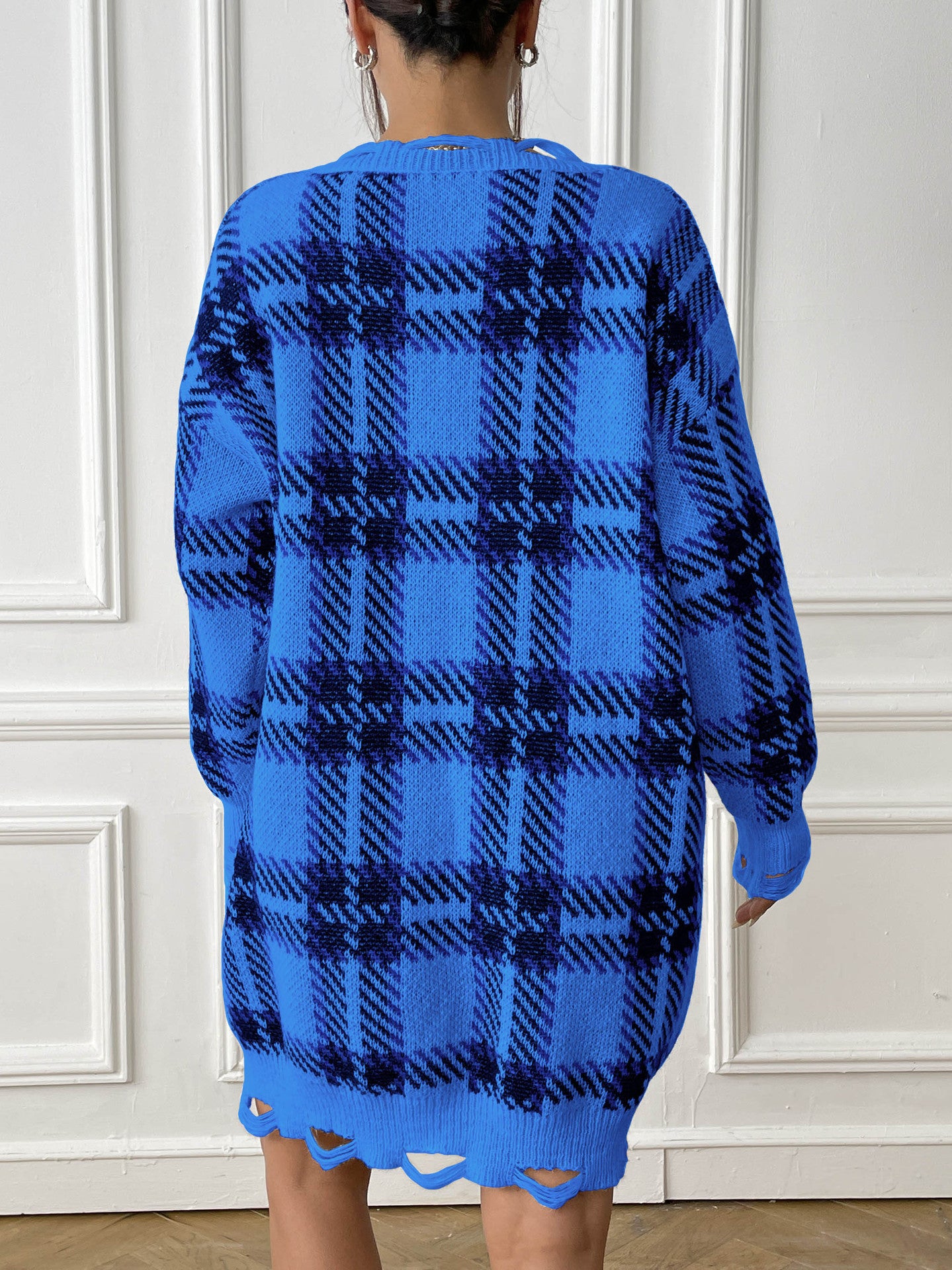 Camille | Robe à Carreaux Col V Manches Longues – Confort et Élégance Intemporelle.