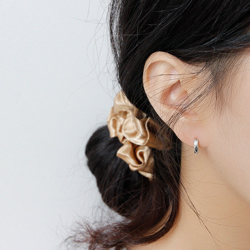 Léonie, les boucles qui marient finesse contemporaine et éclat naturel au quotidien