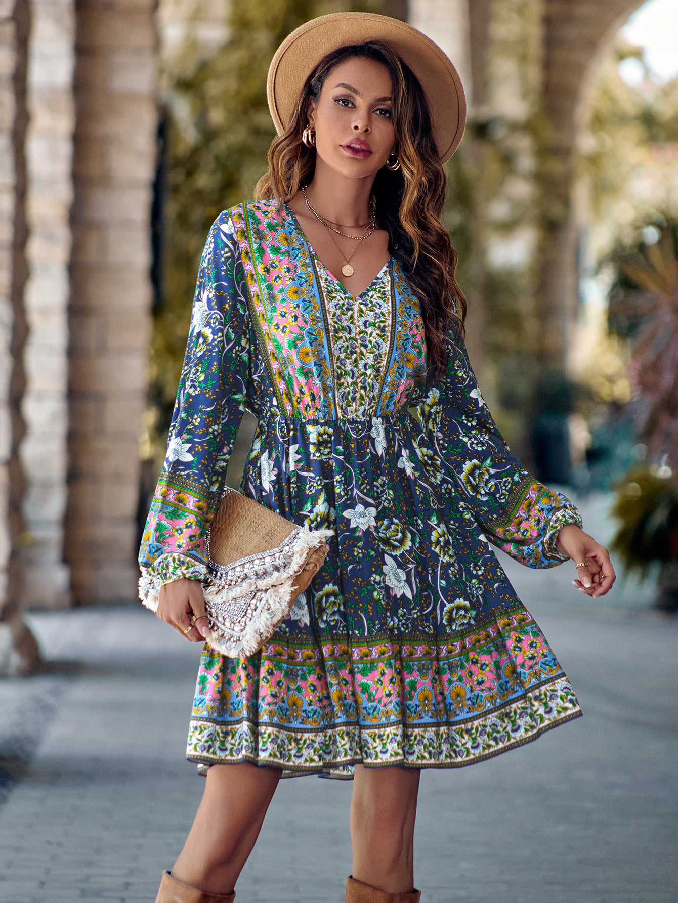 Gabrielle – Robe femme imprimée, col en V, à manches longues, cintrée à la taille.