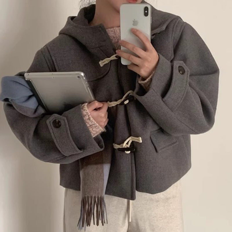 Meta-titre :Meta-titre : Blazer en Laine Court à Capuche Léa | Élégant et ConfCapuche Léa | Élégant et Confortable pour l'Hiver
Meta-description : Découvrez le Blazer en Laine Court à Capuche Léa. Disponible en khaki, gris et beige, ce blazer est parfait pour un look casual japonais et coréen. Commandez-le dès maintenant !
Ancre de l'URL : blazer-court-capuche-lea
Balises importantes : Blazer laine, blazer hiver, blazer court, blazer capuche, blazer femme, mode japonaise, blazer casual, blazer femme hiver