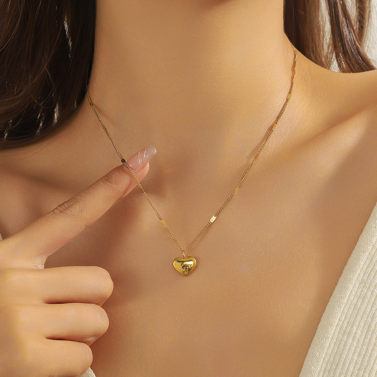 Collier Juliette – Cœur Gravé en Acier Inoxydable Doré, Élégance et Symbolisme