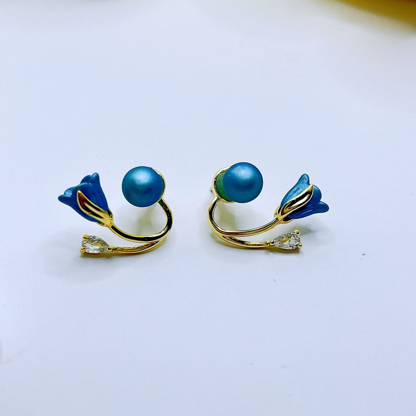 Boucles d’oreilles tulipes et perles – Élégance florale intemporelle