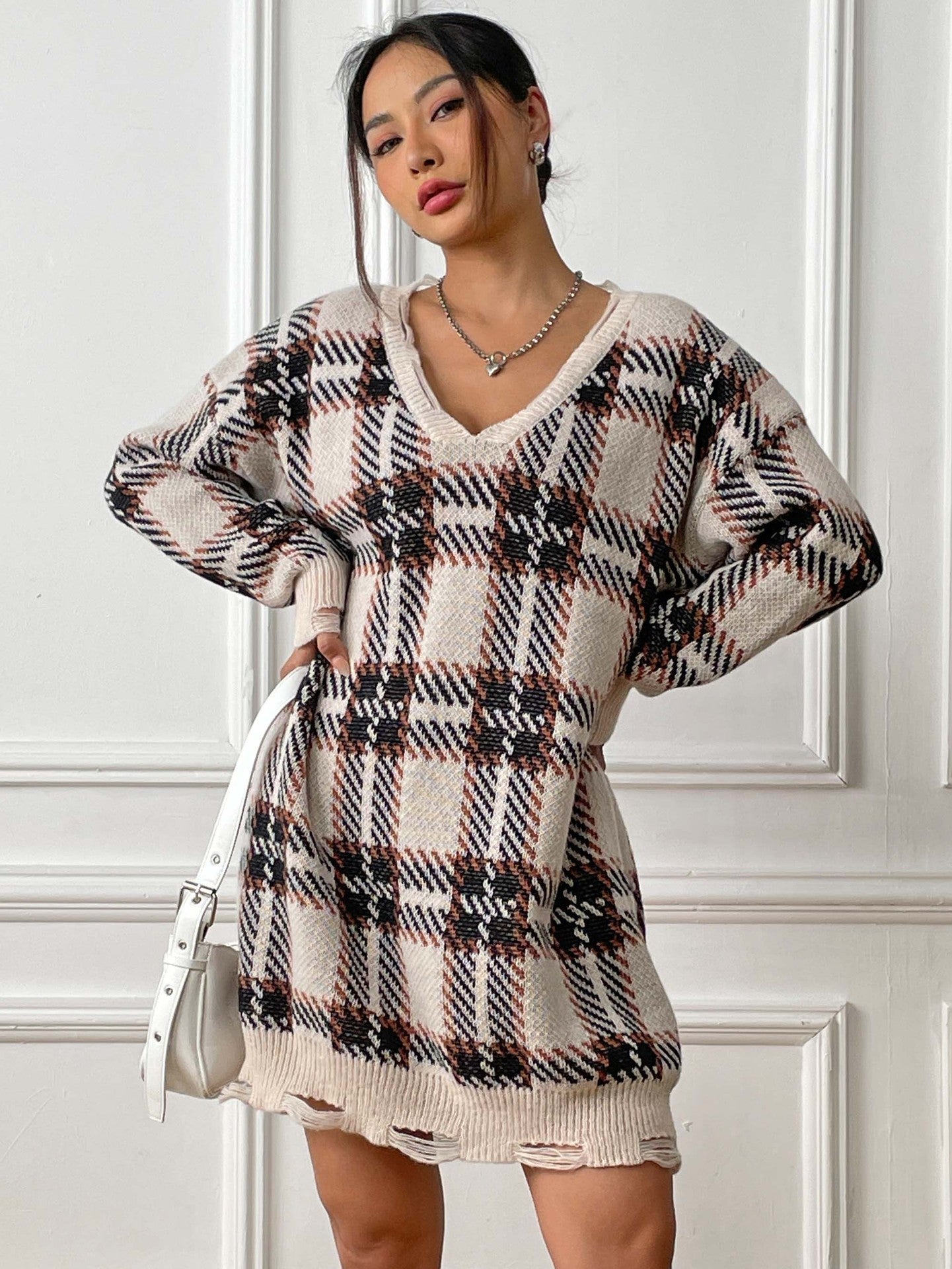 Camille | Robe à Carreaux Col V Manches Longues – Confort et Élégance Intemporelle.