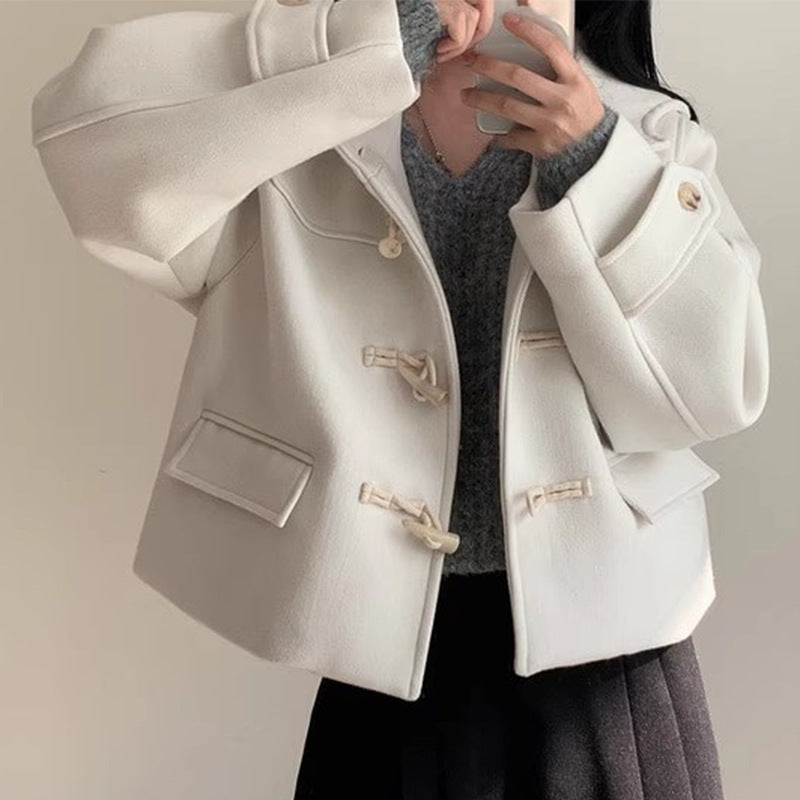 Meta-titre : Blazer en Laine Court à Capuche Léa | Élégant et Confortable pour l'Hiver
Meta-description : Découvrez le Blazer en Laine Court à Capuche Léa. Disponible en khaki, gris et beige, ce blazer est parfait pour un look casual japonais et coréen. Commandez-le dès maintenant !
Ancre de l'URL : blazer-court-capuche-lea
Balises importantes : Blazer laine, blazer hiver, blazer court, blazer capuche, blazer femme, mode japonaise, blazer casual, blazer femme hiver