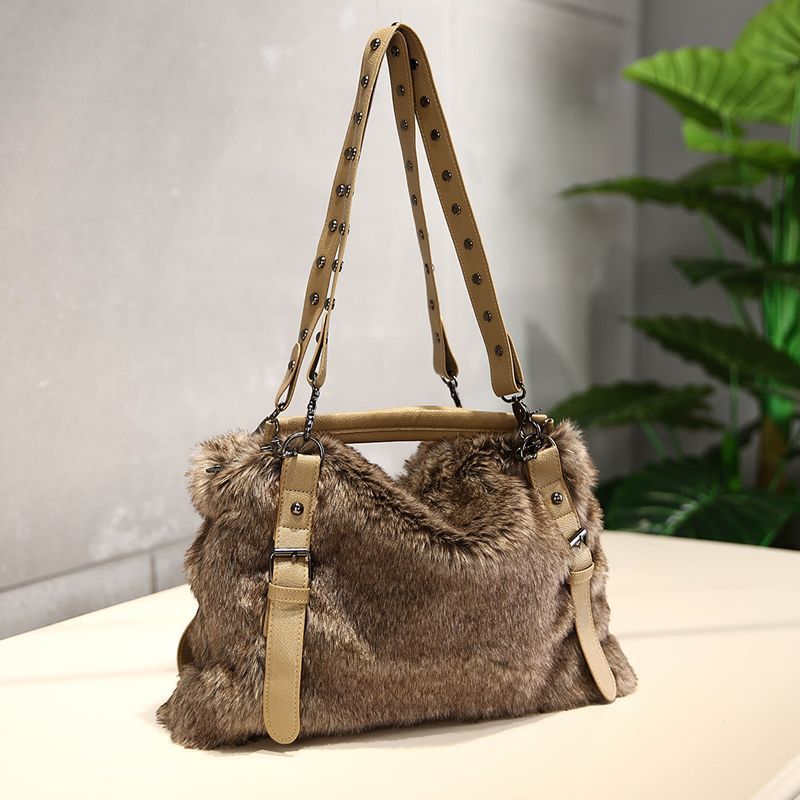 Sac Biker en Fourrure Juliette – Élégance Rebelle et Fonctionnalité