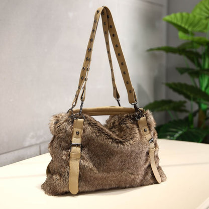Sac Biker en Fourrure Juliette – Élégance Rebelle et Fonctionnalité