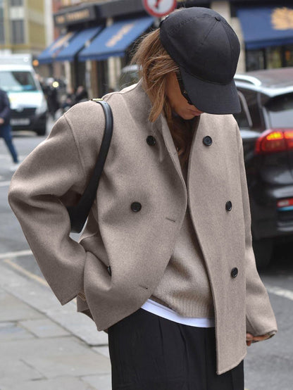 Manon, le manteau en laine au charme rétro et à l'élégance vintage.