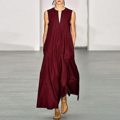Amélie, l’élégance incarnée dans une robe longue fluide au décolleté chic et intemporel