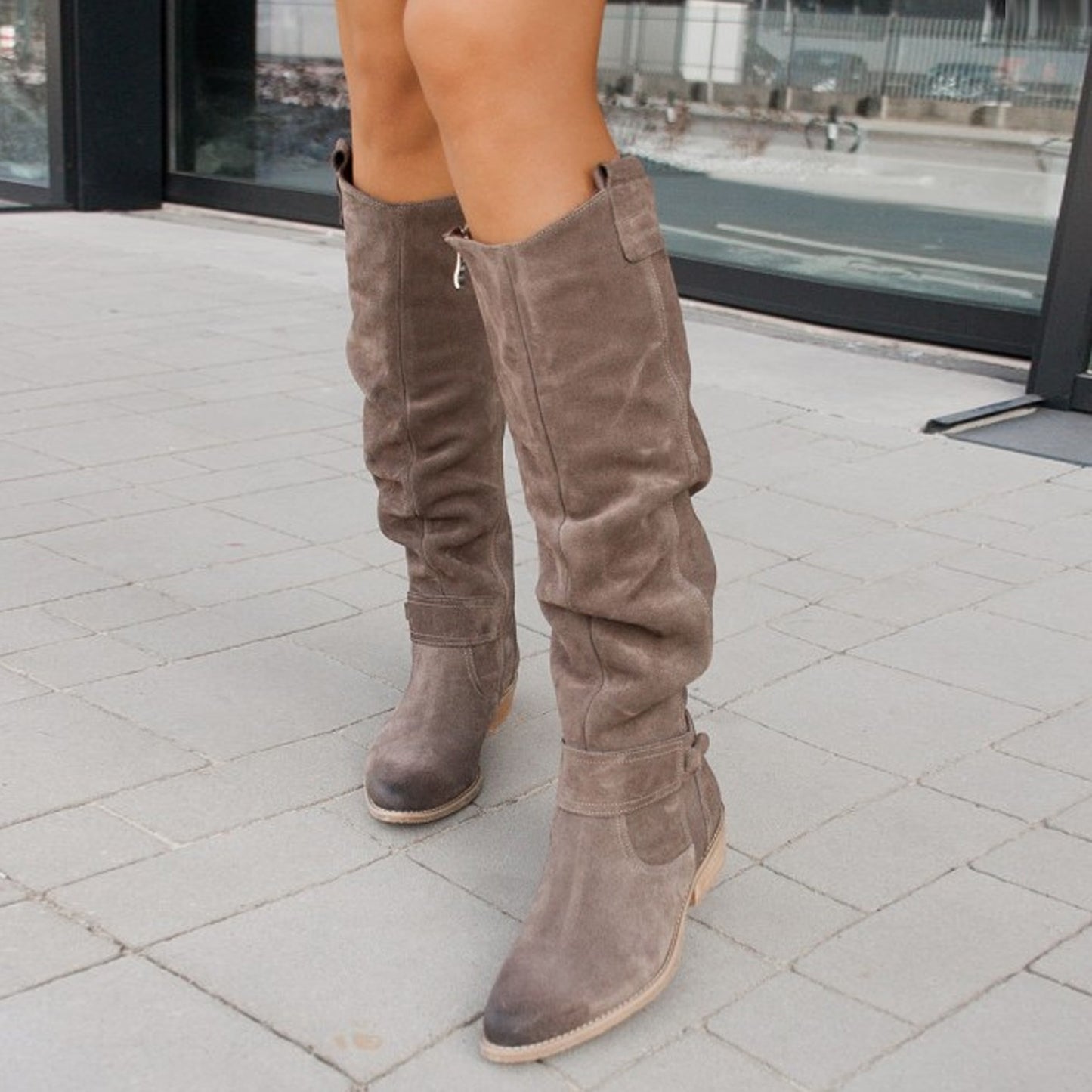 Bottes Hautes en Daim à Talon Bas avec Fermeture Latérale : Élégance et Confort pour l'Automne et l'Hiver"