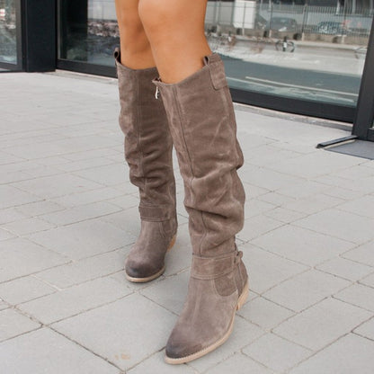 Bottes Hautes en Daim à Talon Bas avec Fermeture Latérale : Élégance et Confort pour l'Automne et l'Hiver"