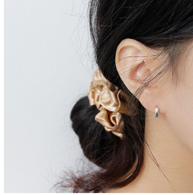 Léonie, les boucles  qui marient finesse contemporaine et éclat naturel au quotidien
