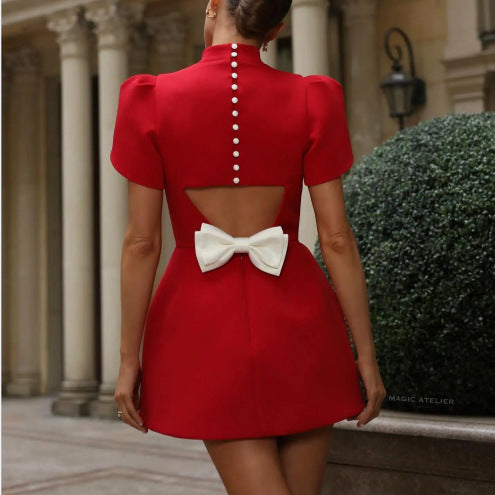 Chloé – Robe Rouge à Col Montant Court, Taille Haute et Jupe à Nœud