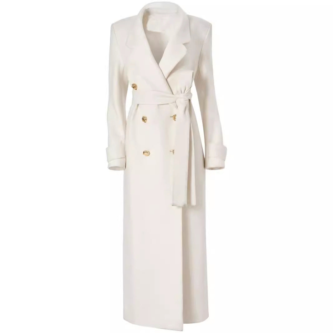 Éléonore – Manteau blanc élégant, cintré, double boutonnage, lacé, avec fente arrière