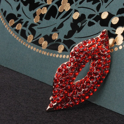 Broche lèvres dorée rose – Bijou chic en zircon pour un look glamour