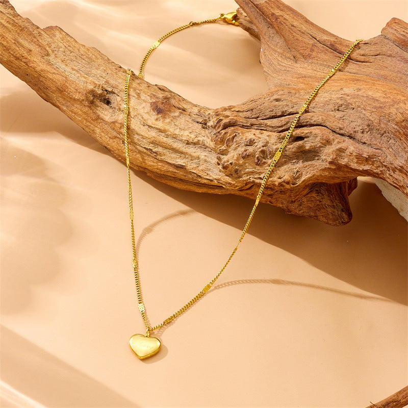 Collier Juliette – Cœur Gravé en Acier Inoxydable Doré, Élégance et Symbolisme