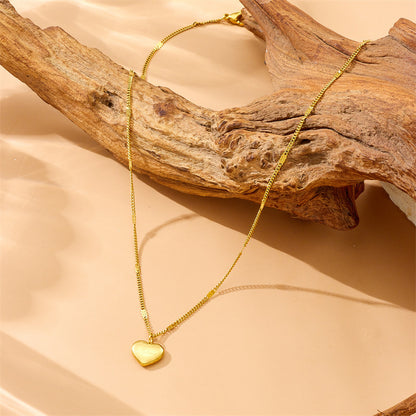 Collier Juliette – Cœur Gravé en Acier Inoxydable Doré, Élégance et Symbolisme