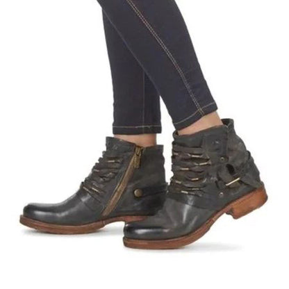 Angelika | Bottines avec Talon Clouté et Franges Bohème-Chic.