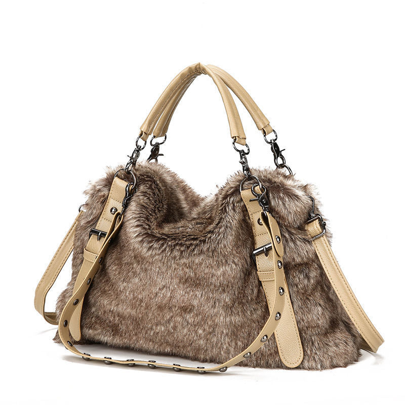 Sac Biker en Fourrure Juliette – Élégance Rebelle et Fonctionnalité