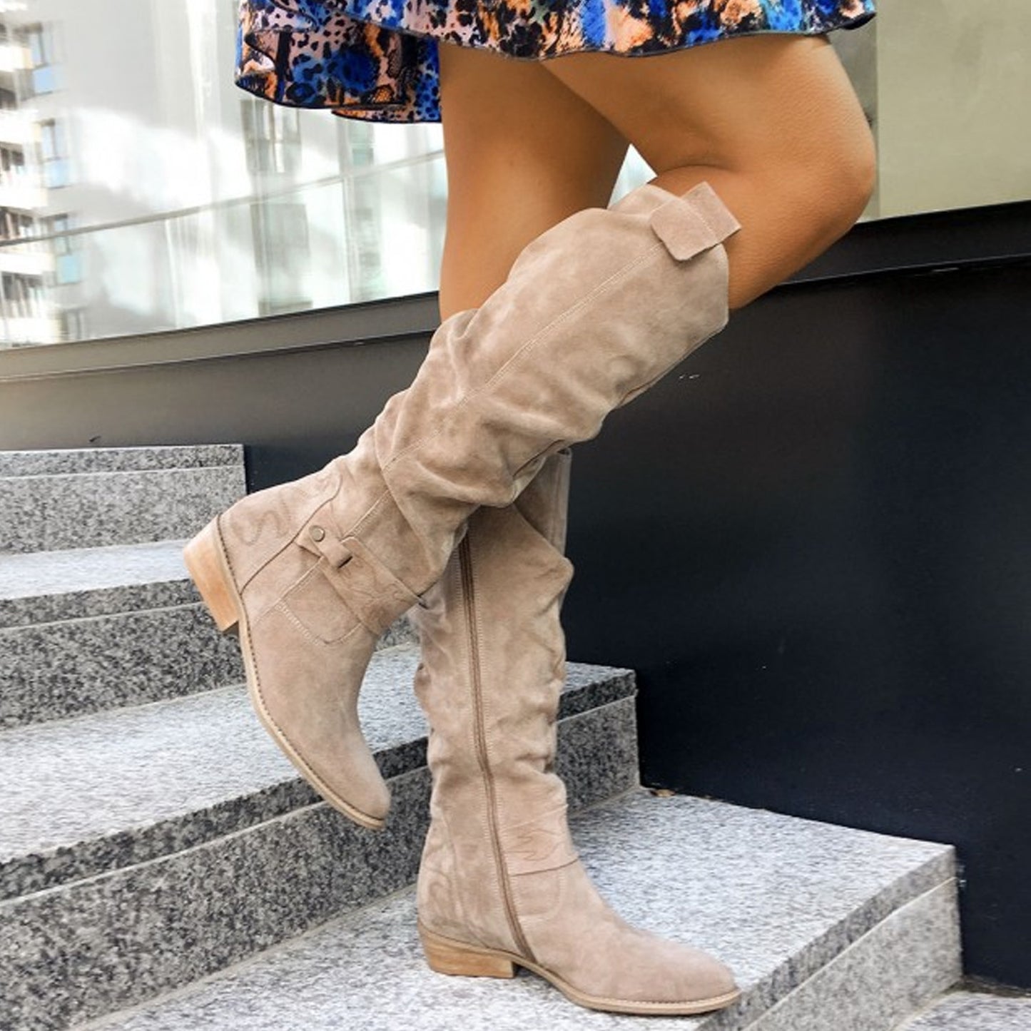 Bottes Hautes en Daim à Talon Bas avec Fermeture Latérale : Élégance et Confort pour l'Automne et l'Hiver"