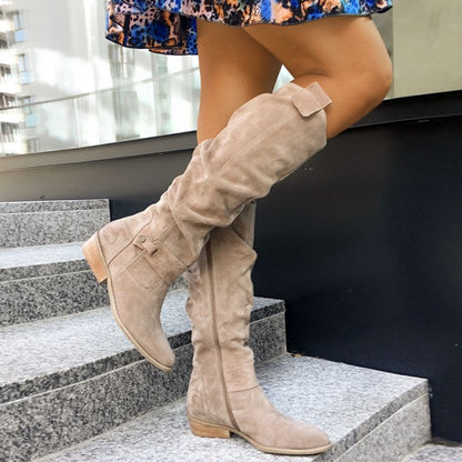 Bottes Hautes en Daim à Talon Bas avec Fermeture Latérale : Élégance et Confort pour l'Automne et l'Hiver"