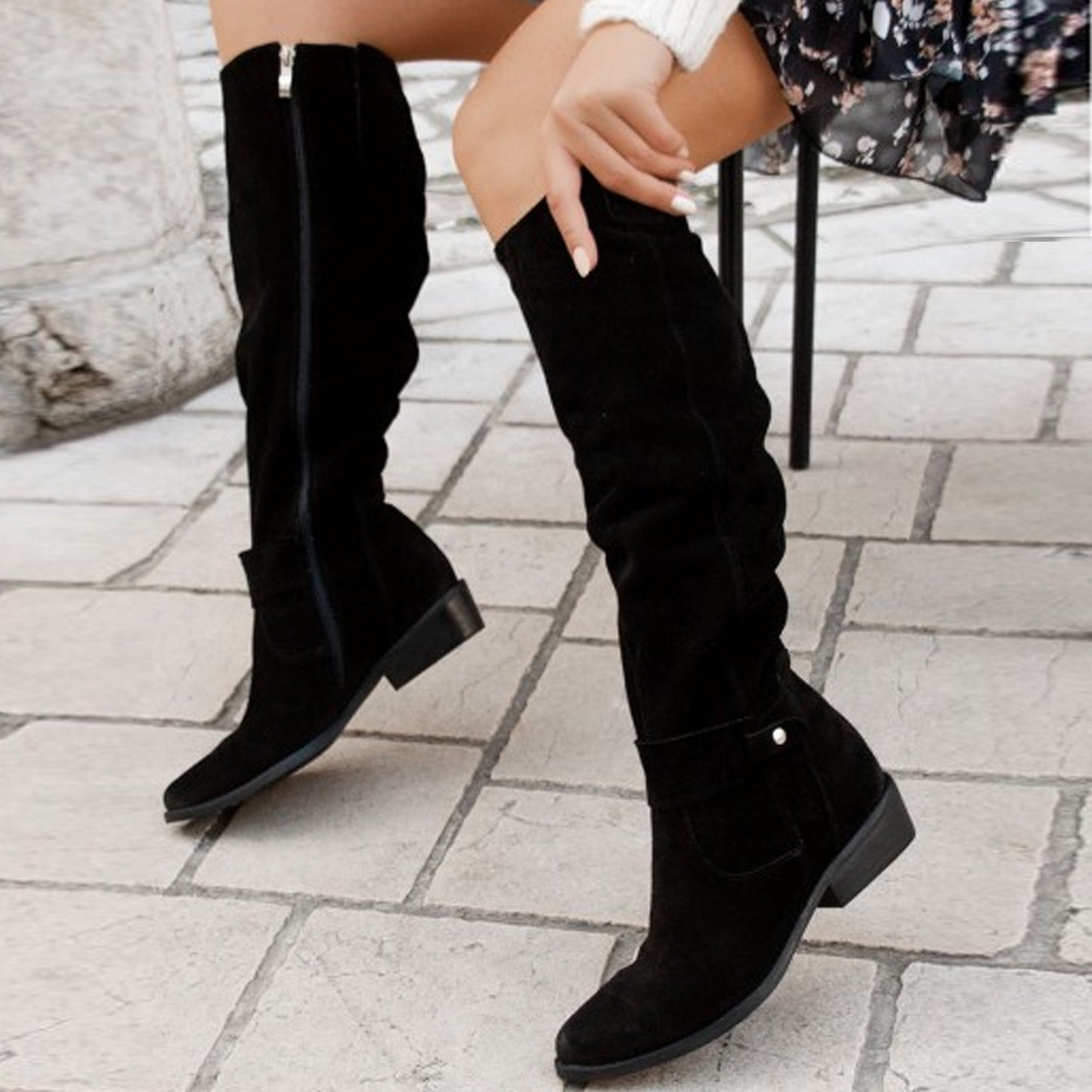 Bottes Hautes en Daim à Talon Bas avec Fermeture Latérale : Élégance et Confort pour l'Automne et l'Hiver"