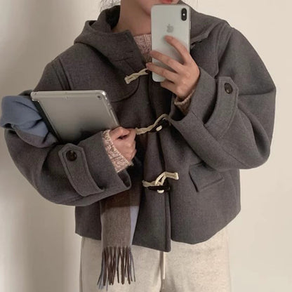 Meta-titre :Meta-titre : Blazer en Laine Court à Capuche Léa | Élégant et ConfCapuche Léa | Élégant et Confortable pour l'Hiver
Meta-description : Découvrez le Blazer en Laine Court à Capuche Léa. Disponible en khaki, gris et beige, ce blazer est parfait pour un look casual japonais et coréen. Commandez-le dès maintenant !
Ancre de l'URL : blazer-court-capuche-lea
Balises importantes : Blazer laine, blazer hiver, blazer court, blazer capuche, blazer femme, mode japonaise, blazer casual, blazer femme hiver

