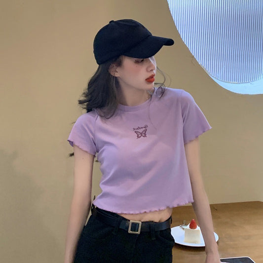 Matériaux et tissus :
Fabriqué avec un tissu tricoté doux, ce t-shirt allie confort et élégance. La broderie de papillon apportera une note artistique et originale à votre look.

Design et détails :
Broderie papillon élégante sur le devant.
Style mignon et doux, parfait pour les occasions décontractées.
Manches courtes pour une sensation de fraîcheur.
Décolleté légèrement ouvert pour un look féminin et tendance.