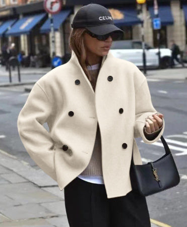 Manon, le manteau en laine au charme rétro et à l'élégance vintage.