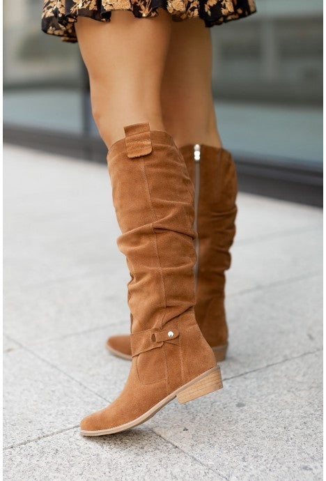 Bottes Hautes en Daim à Talon Bas avec Fermeture Latérale : Élégance et Confort pour l'Automne et l'Hiver"