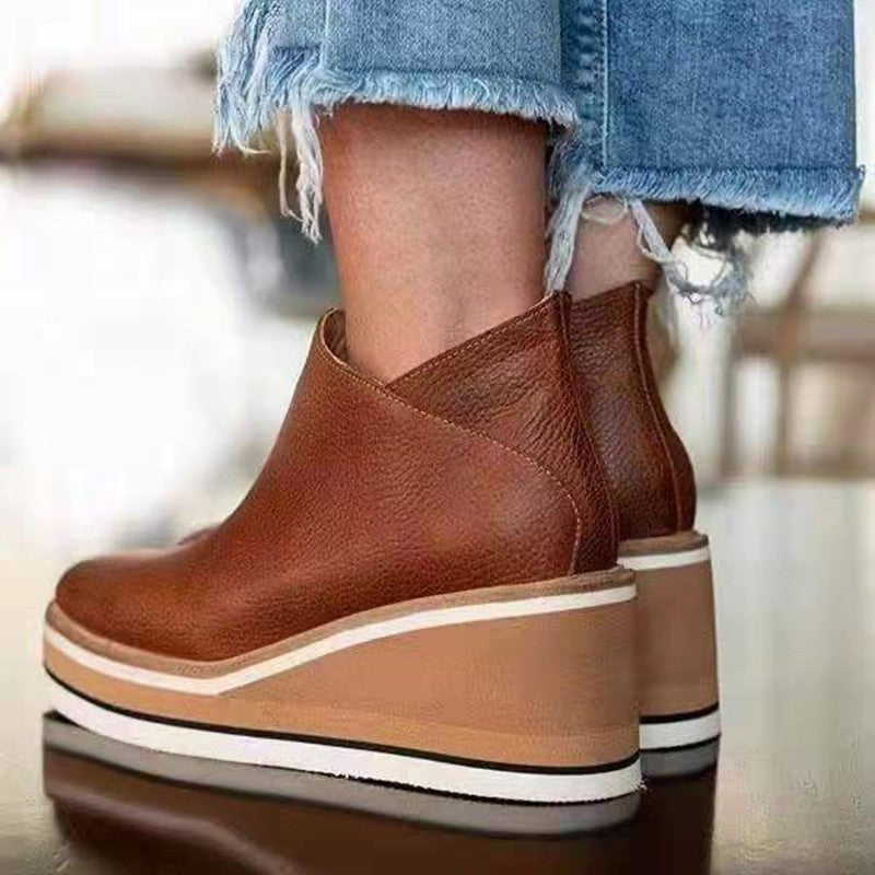 Bottes à Talon Compensé en Cuir Synthétique : Élégance et Confort pour Toutes les Occasions"