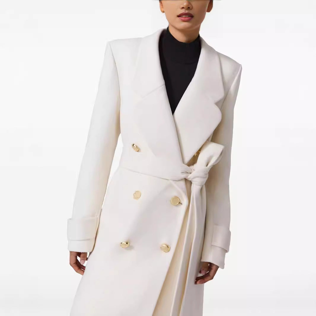 Éléonore – Manteau blanc élégant, cintré, double boutonnage, lacé, avec fente arrière