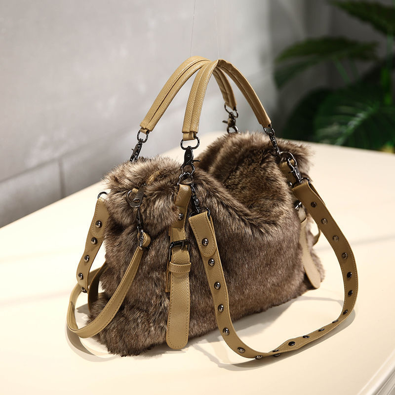 Sac Biker en Fourrure Juliette – Élégance Rebelle et Fonctionnalité