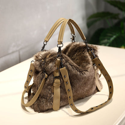 Sac Biker en Fourrure Juliette – Élégance Rebelle et Fonctionnalité