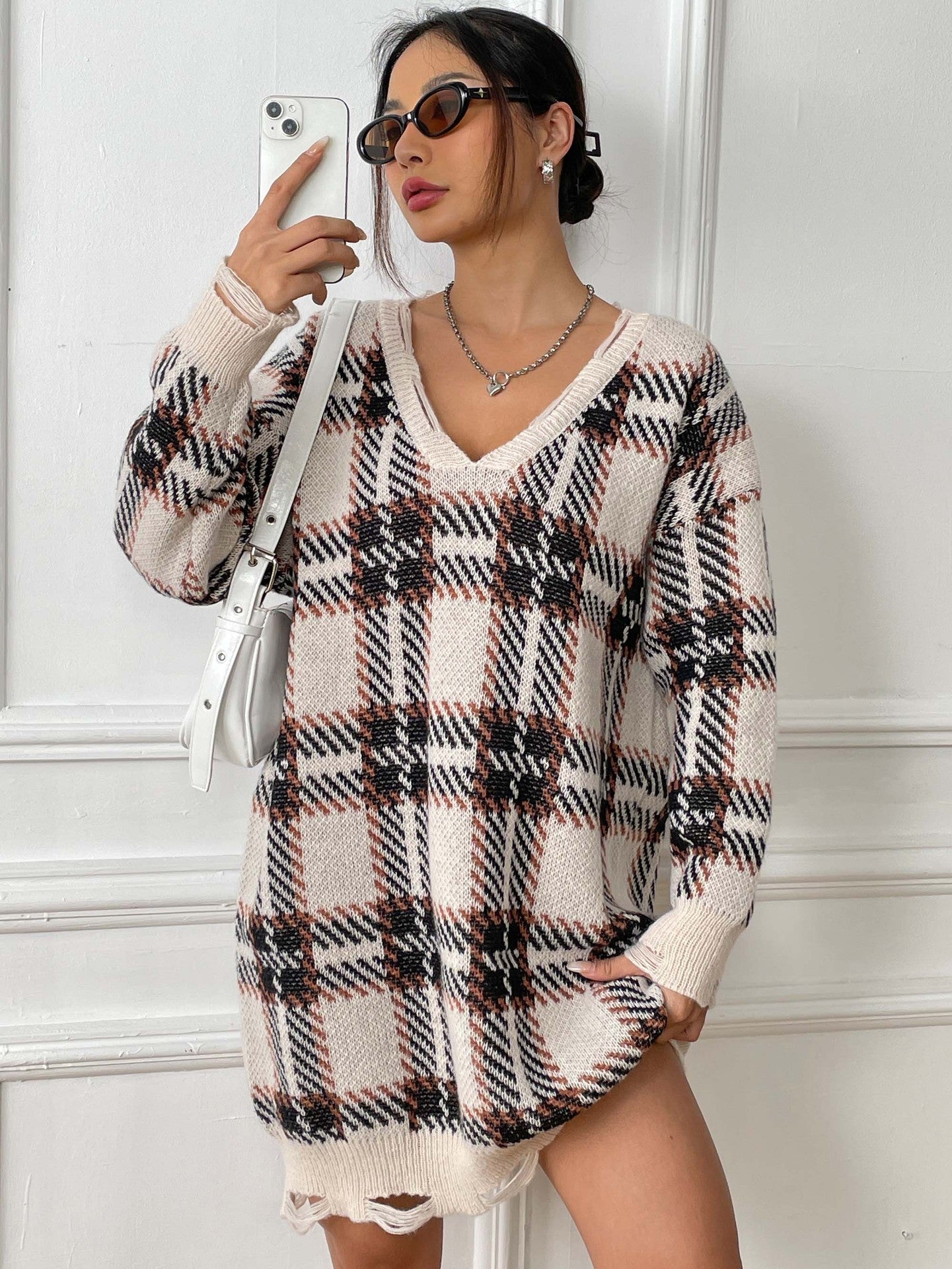 Camille | Robe à Carreaux Col V Manches Longues – Confort et Élégance Intemporelle.