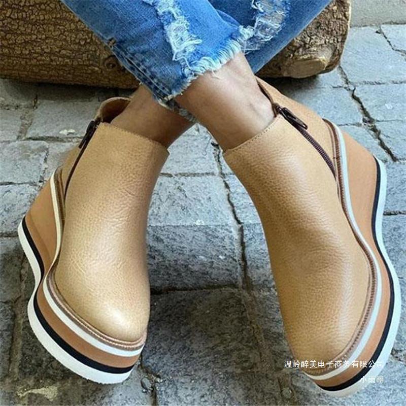 Bottes à Talon Compensé en Cuir Synthétique : Élégance et Confort pour Toutes les Occasions"