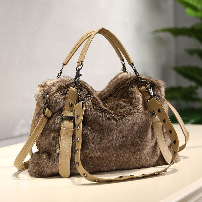 Sac Biker en Fourrure Juliette – Élégance Rebelle et Fonctionnalité