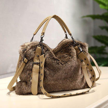 Sac Biker en Fourrure Juliette – Élégance Rebelle et Fonctionnalité