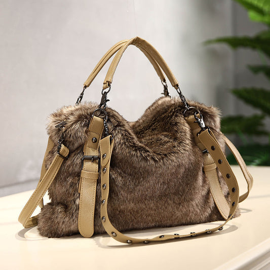 Sac Biker en Fourrure Juliette – Élégance Rebelle et Fonctionnalité