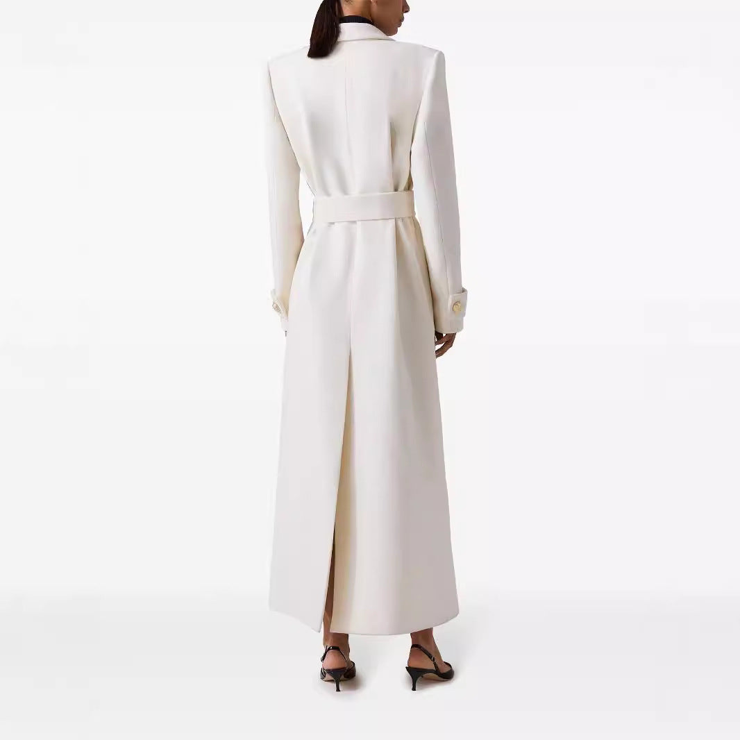 Éléonore – Manteau blanc élégant, cintré, double boutonnage, lacé, avec fente arrière