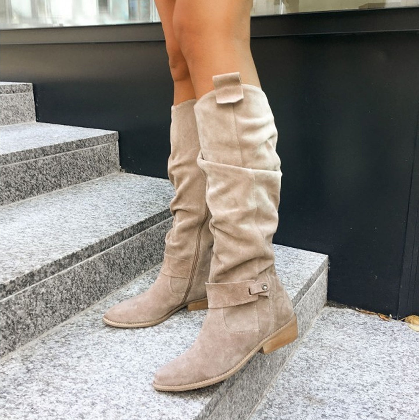 Bottes Hautes en Daim à Talon Bas avec Fermeture Latérale : Élégance et Confort pour l'Automne et l'Hiver"