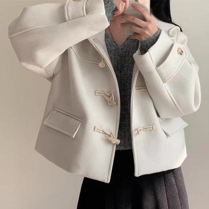Meta-titre : Blazer en Laine Court à Capuche Léa | Élégant et Confortable pour l'Hiver
Meta-description : Découvrez le Blazer en Laine Court à Capuche Léa. Disponible en khaki, gris et beige, ce blazer est parfait pour un look casual japonais et coréen. Commandez-le dès maintenant !
Ancre de l'URL : blazer-court-capuche-lea
Balises importantes : Blazer laine, blazer hiver, blazer court, blazer capuche, blazer femme, mode japonaise, blazer casual, blazer femme hiver

